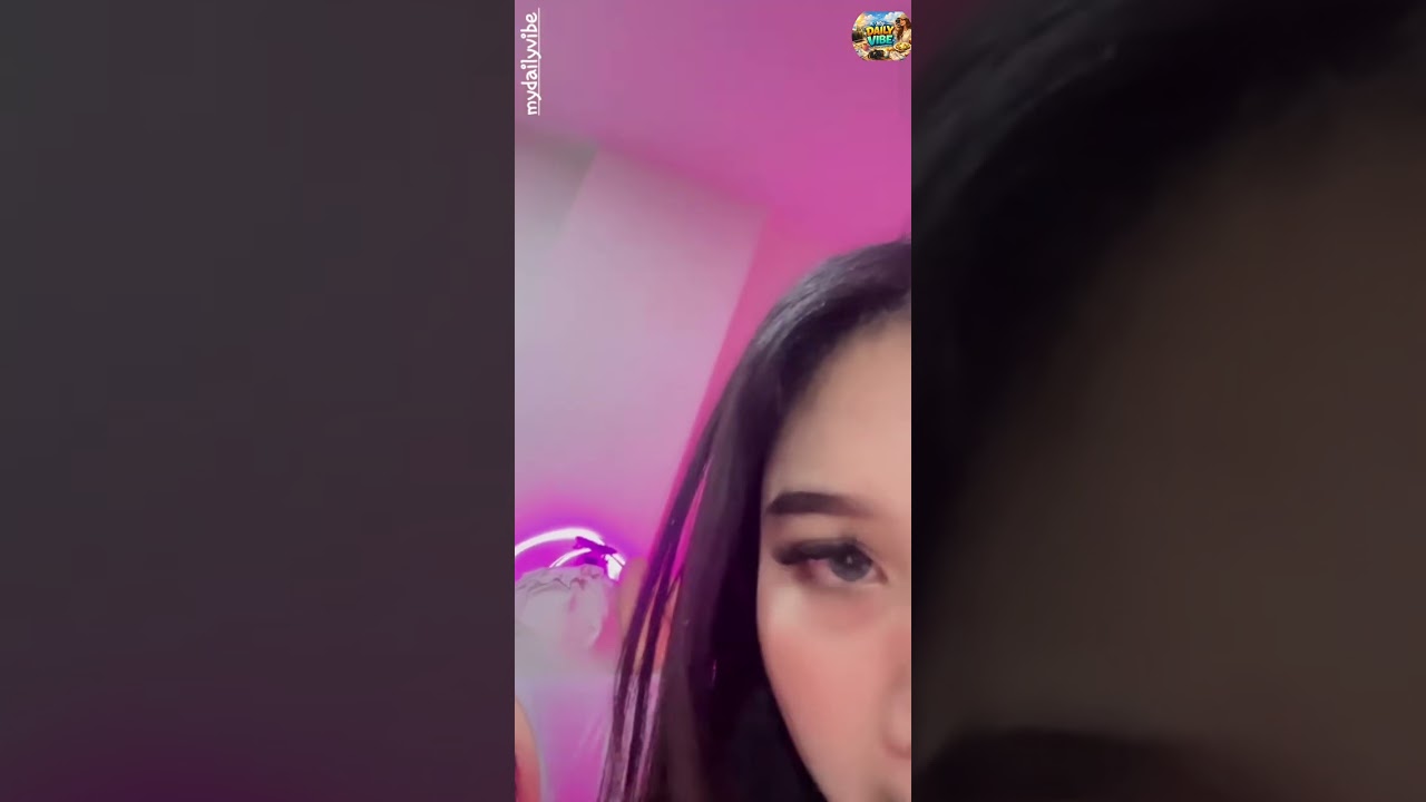 Mydailyvibe:  2 cewek ini lagi bersantai,karna seharian beraktivitas guys