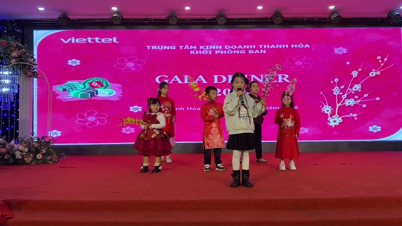 Bé đón Tết sang - Kem xinh