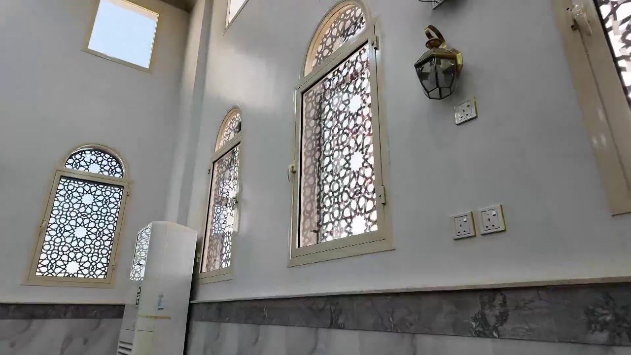 مسجد يعانق الجبال الممتدة على طريق ينبع - جدة