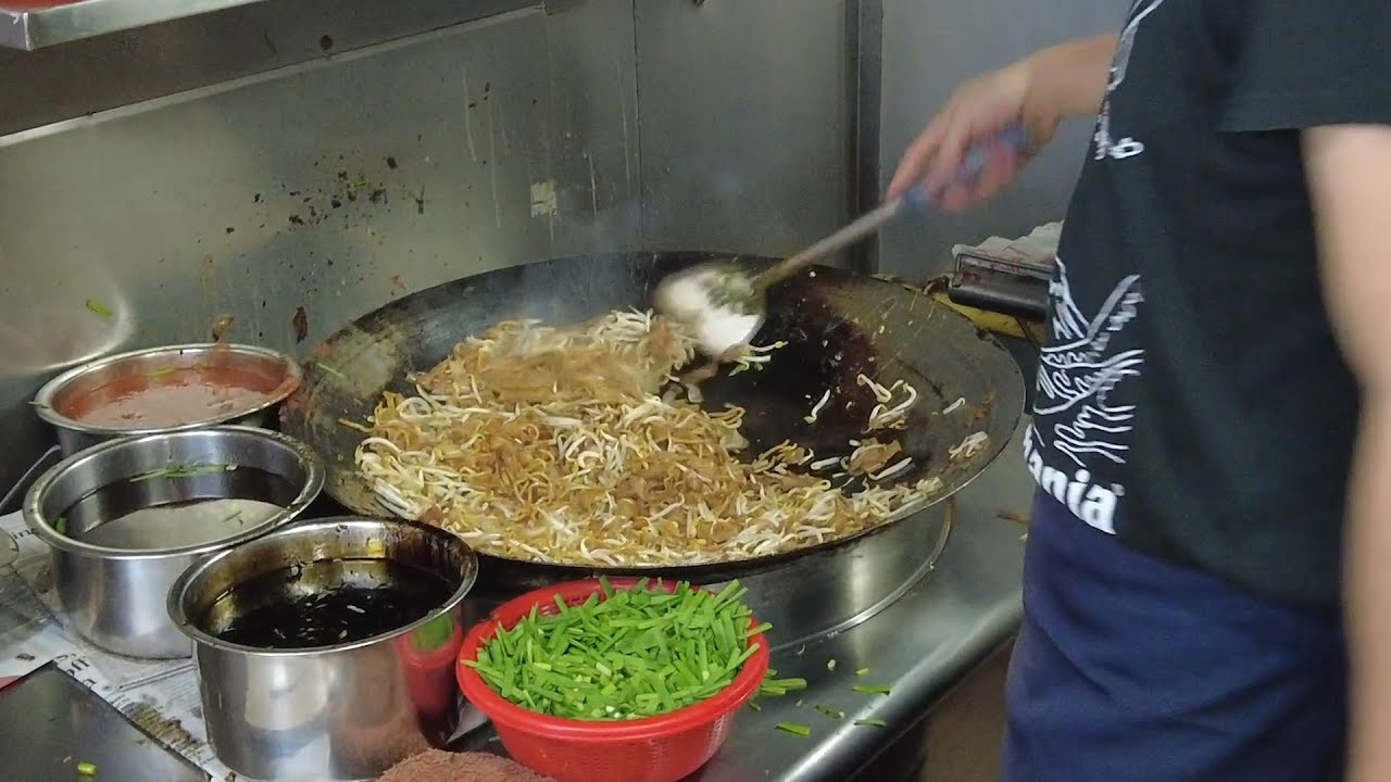 MUST EAT Hill Street Char Kway Teow 炒粿條 | SINGAPORE HAWKER FOOD