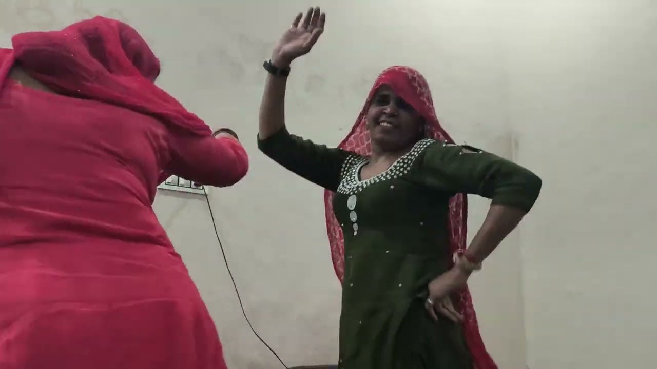 #hariyanvi jakdi geet 😃hra suit meri kali choti#dance #likesharesubscribe 