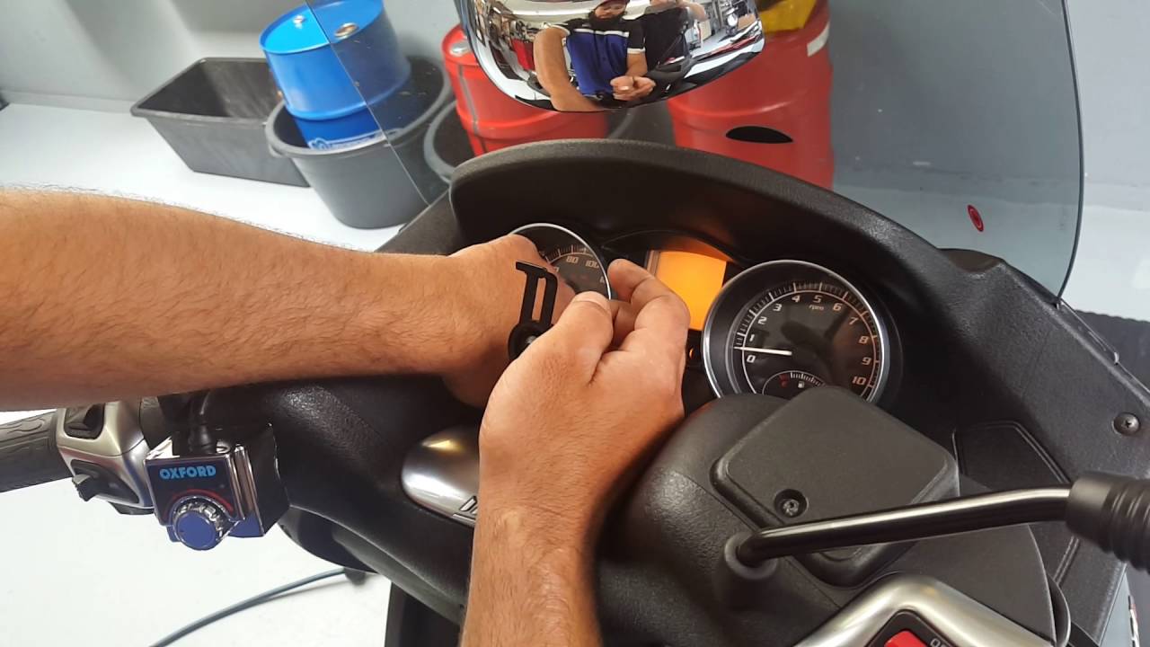 piaggio mp3 service beurt  v-snaar vervangen service lamp reseten deel 2
