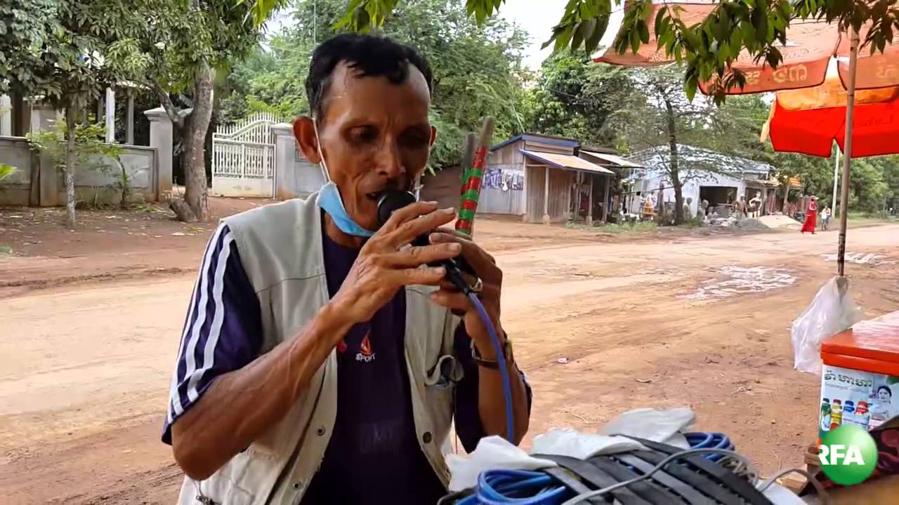 បុរស​ដែល​សម្ដែង​ល្ខោន​ដើម្បី​លក់​ការ៉េម​នៅ​ខេត្ត​កំពង់ចាម