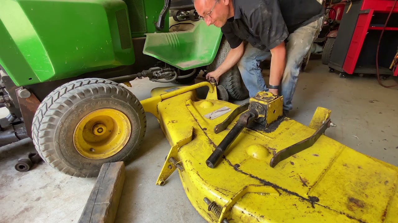 Установка деки косилки John Deere 400