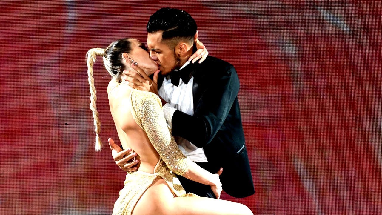 Noelia Marzol y Jony Lazarte abrieron la pista representando la película 