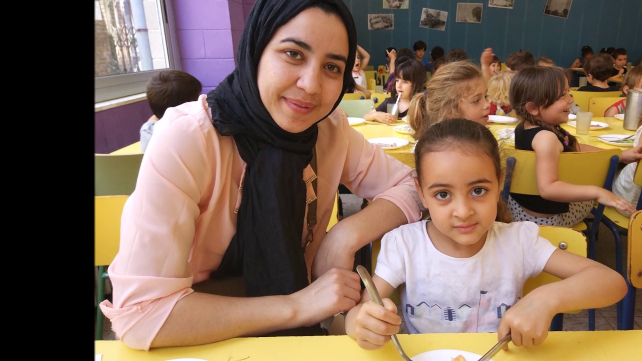 Famílies dinant a la Farigola del Clot