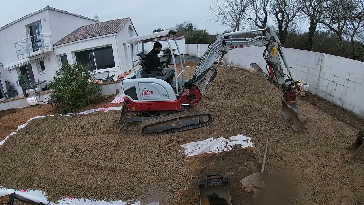 Timelapse aménagement d'un terrain de pétanque, de massifs et pose de gazon - Jardins de Vendée