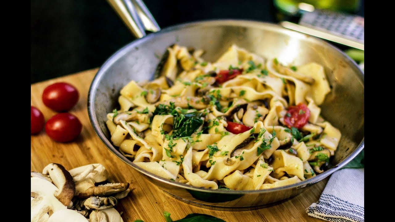 TAGLIATELLE COM COGUMELOS FRESCOS