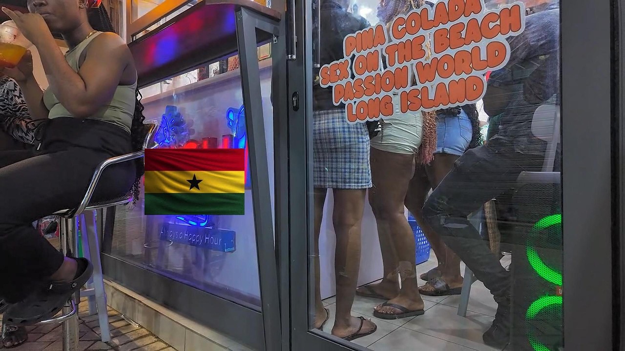 🇬🇭 Знакомство с ночной жизнью в старейшем государственном университете Ганы, расположенном в Аккр...