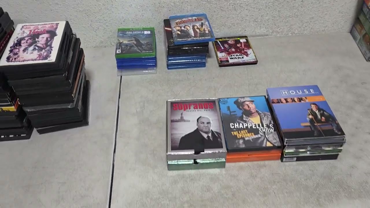 Разбираю DVD, Blu-ray и видеоигры для своего розничного магазина.
