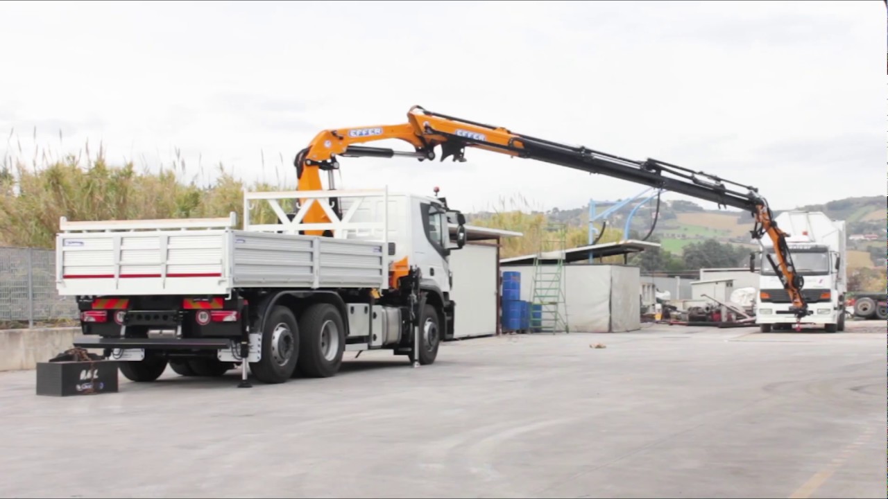 Iveco 3 assi con allestimento Gru Effer 215 4S Jib