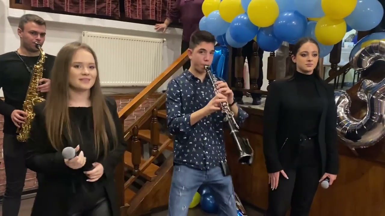 Tradițional Music: Larisa, Ioana,Ovi, Sebi, George și Iliuță de la Jina. La mulți ani Matei & Neluțu