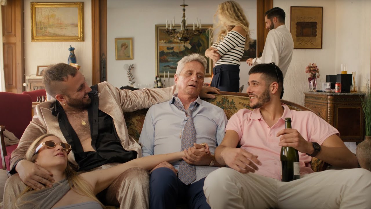 Los vecinos de Manué - El Charneguito | Rumba Catalana | Videoclip Oficial