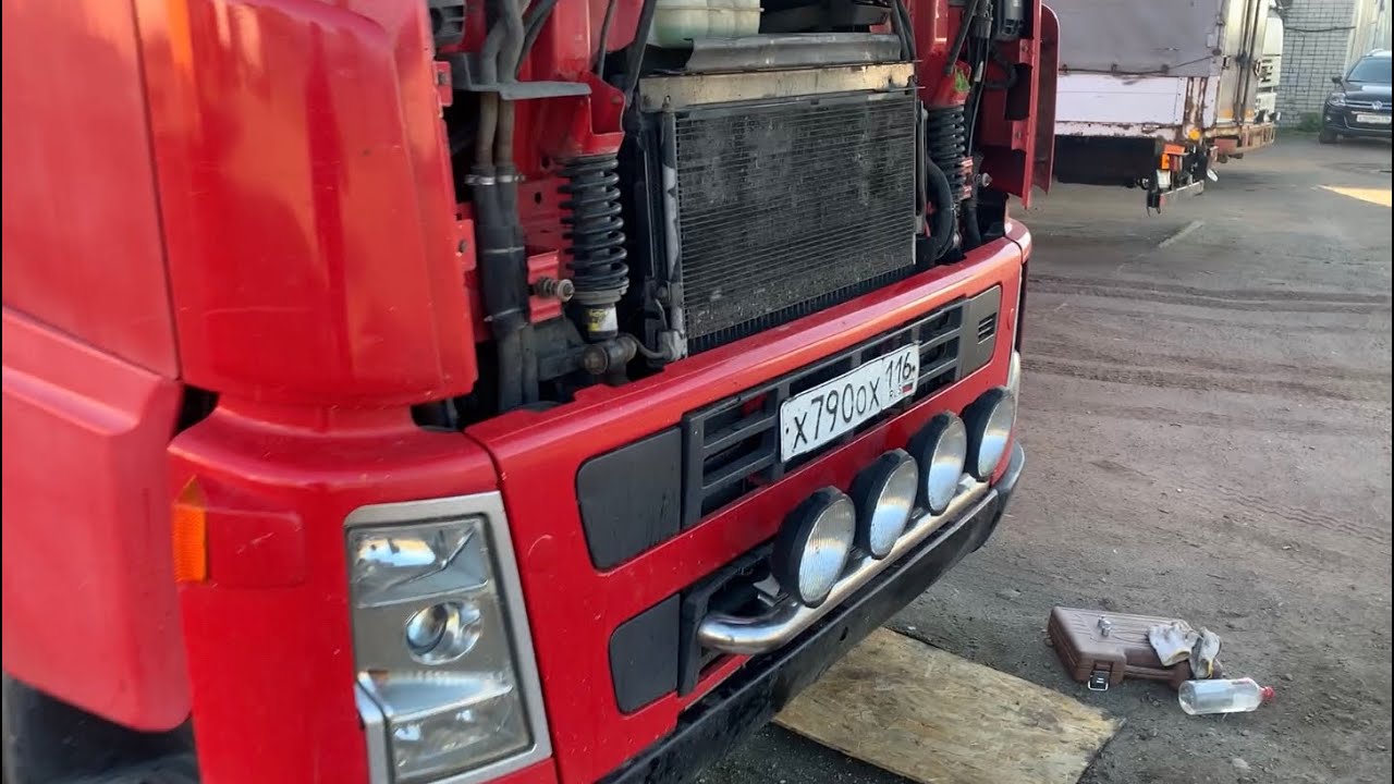 Замена масла Volvo FH, закрепил задние крылья, поменял АКБ
