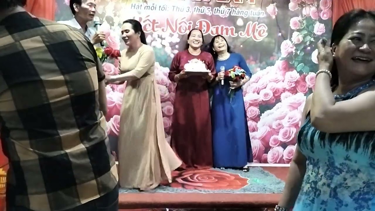 Nghẹn ngào, trình, anh dũng và chị CLB Ngọc Hân