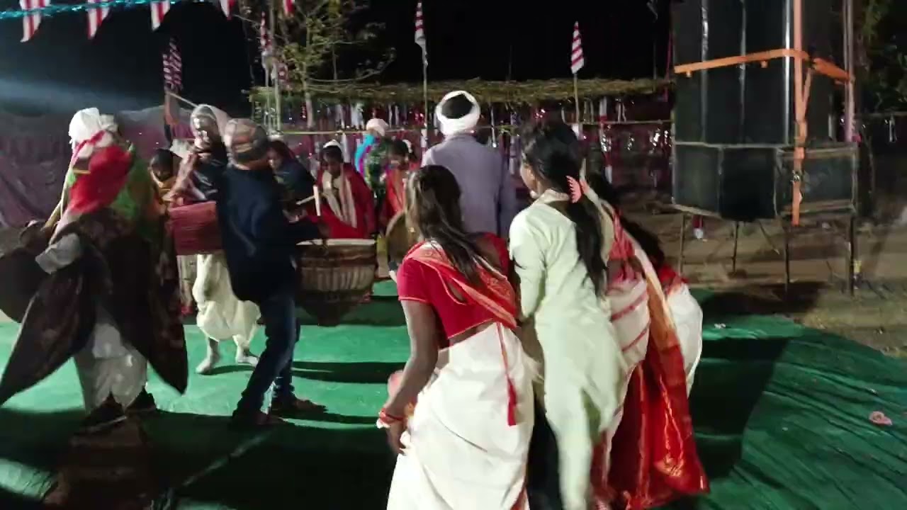 खैरा बरैनी के धुमकुडिंया से सुन्दर सरहुल गीत गाते हुए सरना भाई बहन को देखने के मिला ।