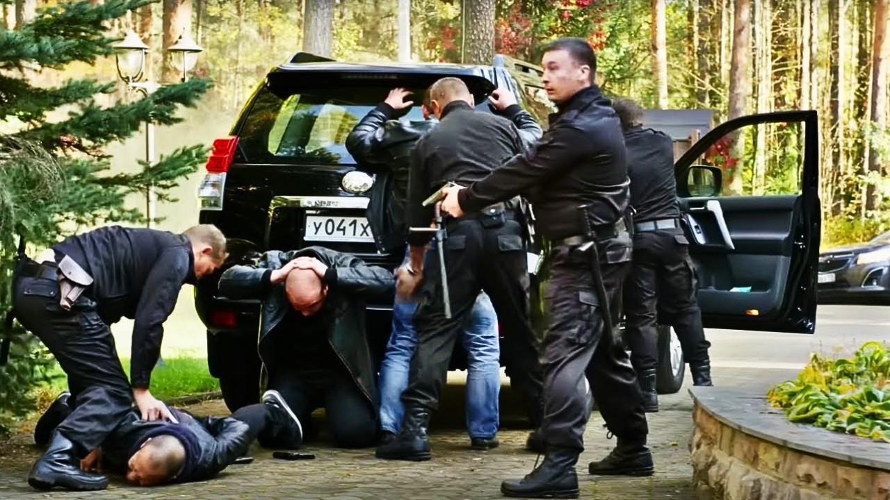 ЗАХВАТЫВАЮЩИЙ ДЕТЕКТИВНЫЙ БОЕВИК! СТЕРВОЗНУЮ НАЧАЛЬНИЦУ ОБВИНЯЮТ В УБИЙСТВЕ! ПОЛОВИНКИ НЕВОЗМОЖНОГО