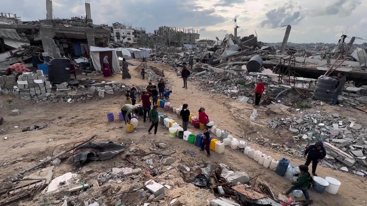 حياة قاسية بين أنقاض المنازل التي دمّرها الاحتلال الإسرائيلي في بيت لاهيا شمال قطاع غزة