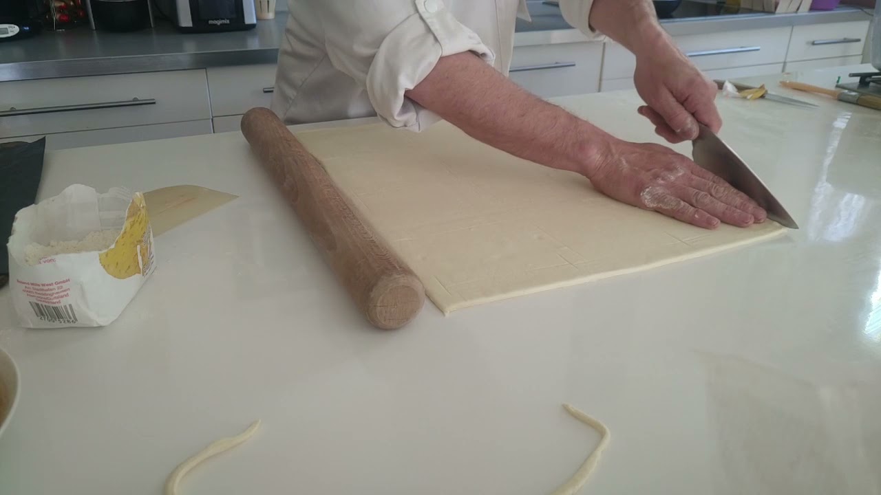 CHAUSSONS AUX POMMES