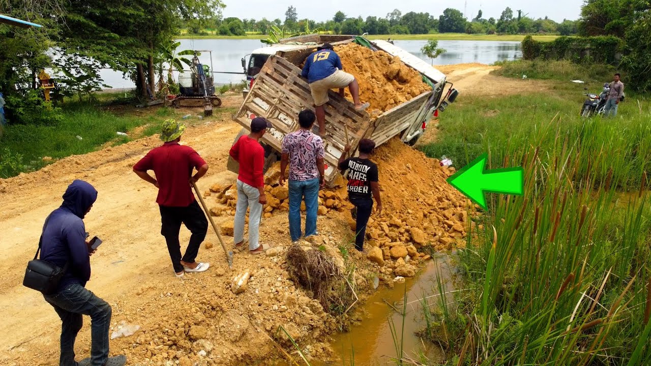 Please don't be in danger,Landfill Dump Truck 5ton Back Uploading Overturned Rescue bulldozer KOMAT…