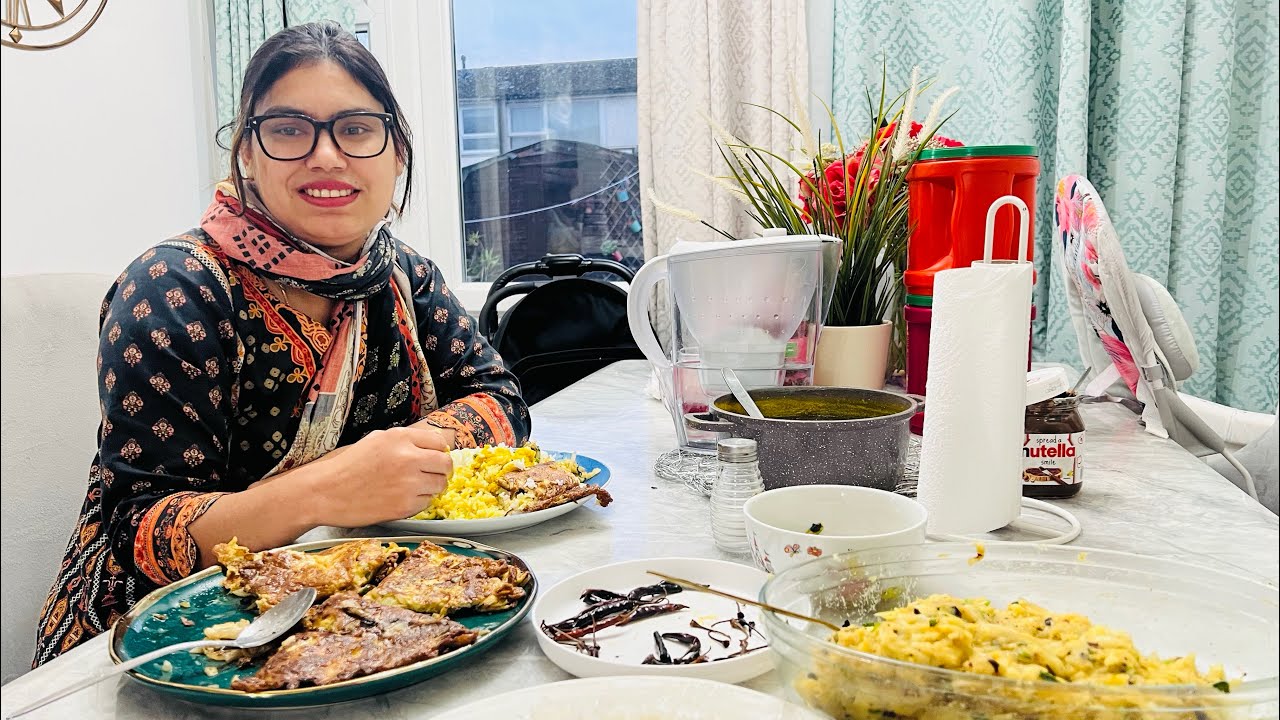 মায়ের হাতের ডাল,ডিম ভাজা আর সিলেটি বউয়ের হাতের মজদার আলুর ভর্তা দিয়ে আজ আমাদের দুপুরের খাবার ।