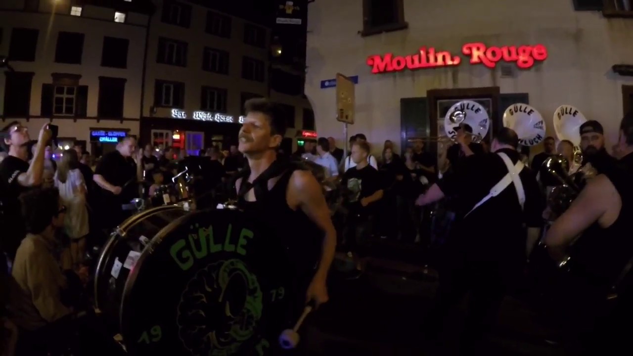 Guggemusik Gülle Schlüch Auftritt bim Restaurant Adler