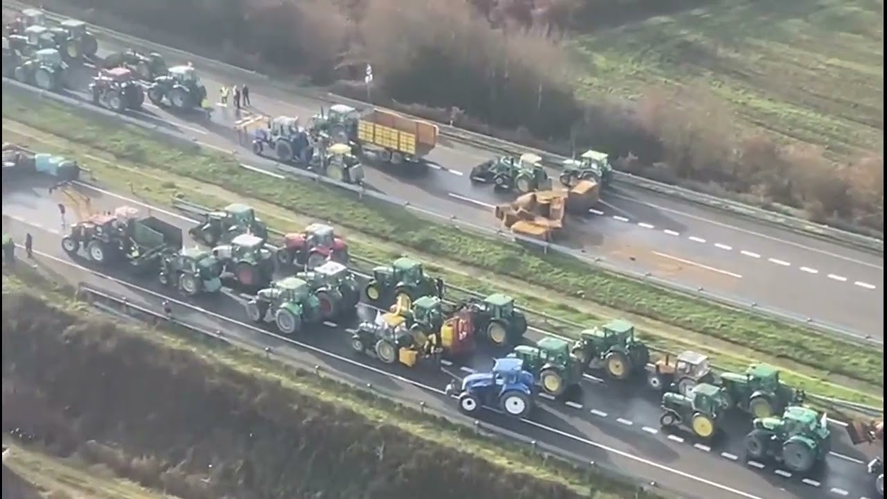 El acuerdo con Mercosur lleva al campo ourensano a cortar la A-52 en Xinzo. (Imágenes Guardia Civil)