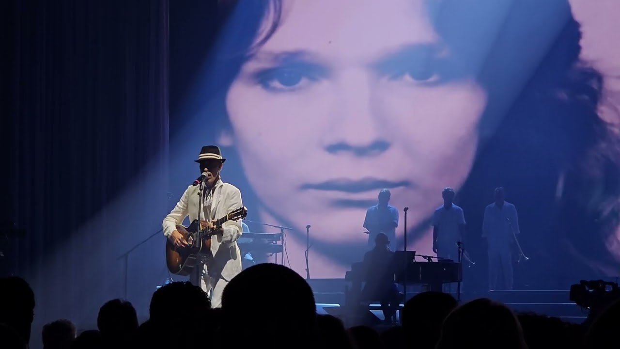 Balada de Gisberta - Pedro Abrunhosa feat. Paulo Praça VIAGENS 3.0 Super Bock Arena Porto