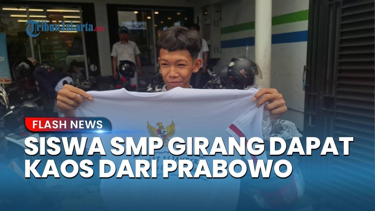 Bahagianya Siswa SMP di Palmerah Jakarta Barat Dapat Kaos dari Presiden Prabowo