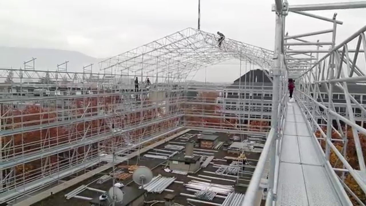 Chantier de Genève : Échafaudage et toiture temporaire