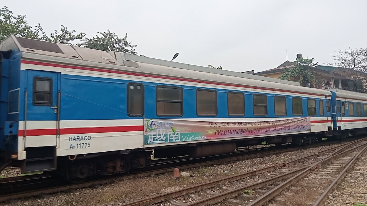 Tàu khách D19E kéo và tàu hàng ngược xuôi trên tuyến phía tây (4/1/2026)