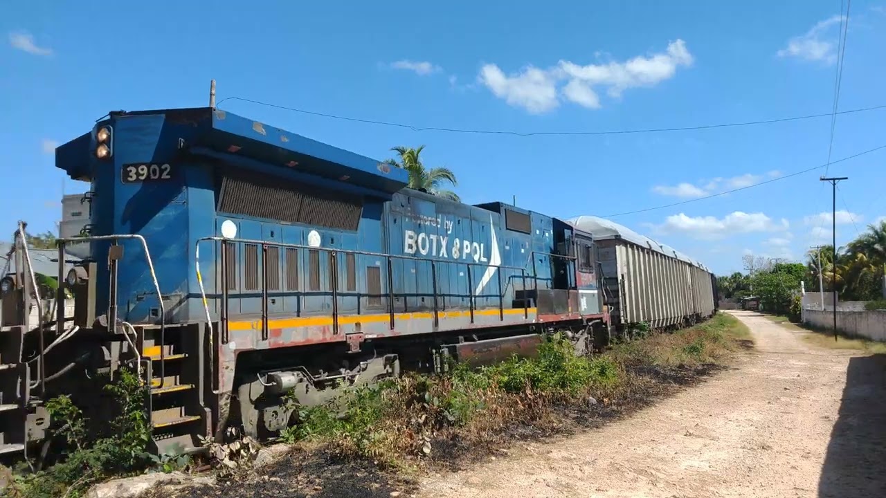 Trenes en Calkini-Asi se ve un Tren atravesando una curva para continuar su paso hacia Campeche
