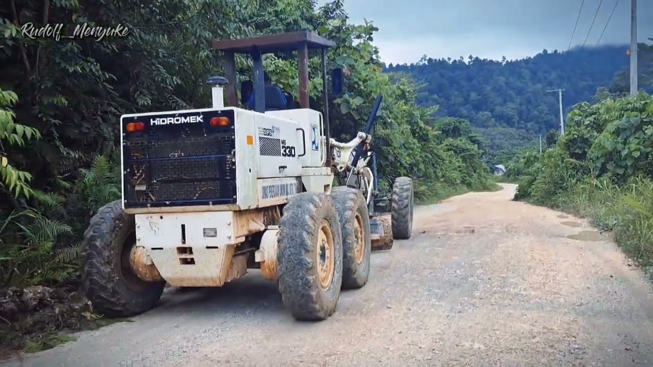 Motor Grader Action : Cutting Grass On Road Shoulder #motorgrader #heavyequipment #construction 