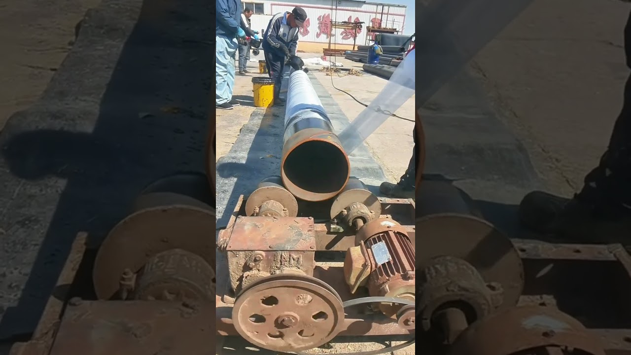 Wrap the outer layer of the underground pipe with gauze and then spray asphalt paint