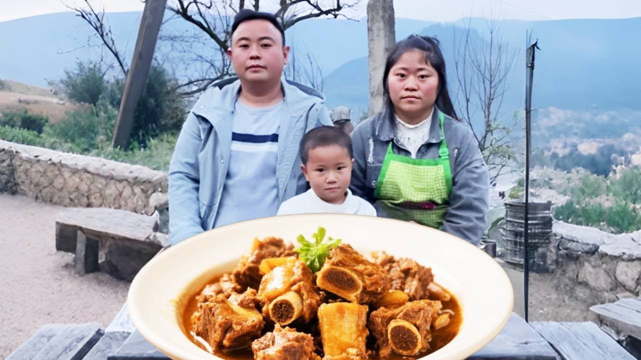 农村爸爸捡木柴，两个儿子十分心疼，给他做美食犒劳#亲子#萌娃#搞笑