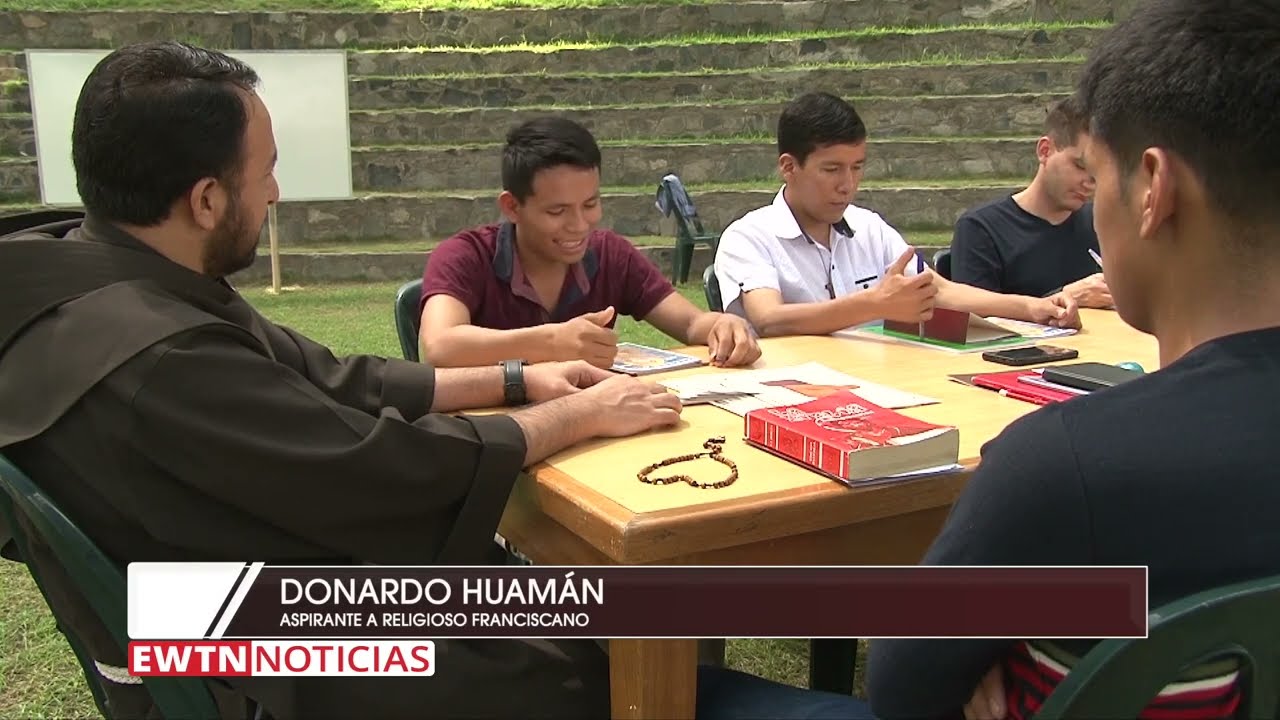 Jóvenes entran al convento de frailes franciscanos