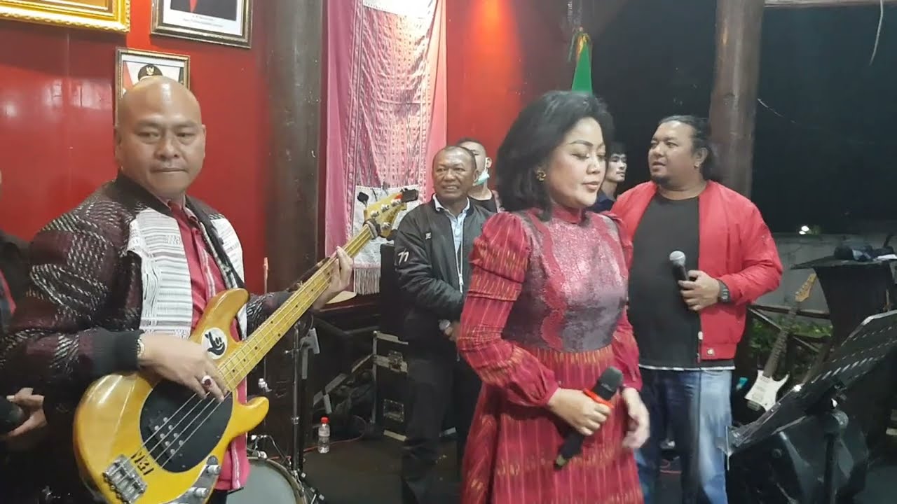 KOLABORASI IRINGI ISTRI GUNAKAN GITAR BAS NYANYIKAN LAGU 