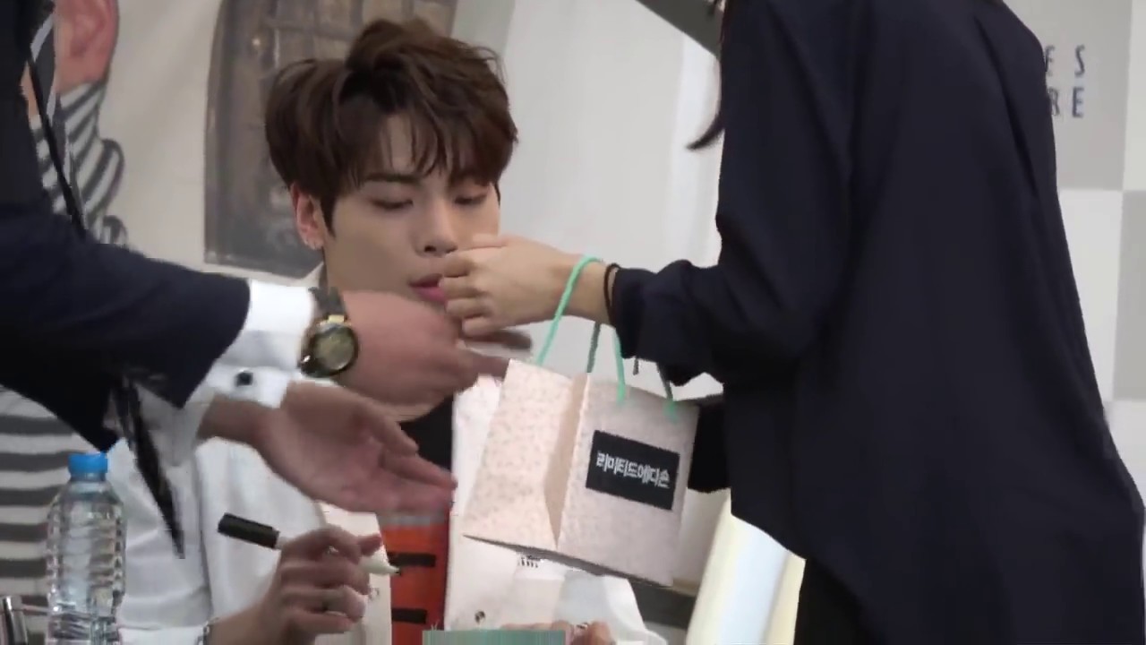 20170506 SHINEE Jonghyun Sign Event 最初