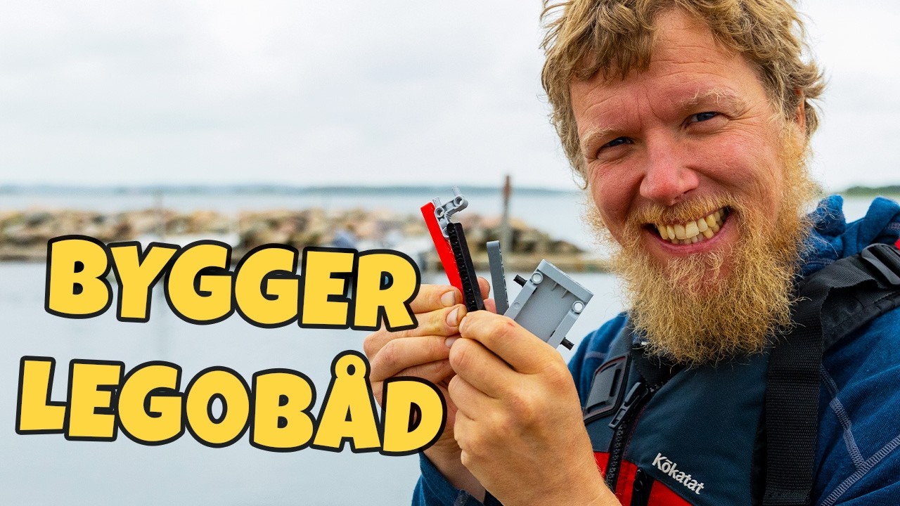 Emil sejler i en båd af LEGO