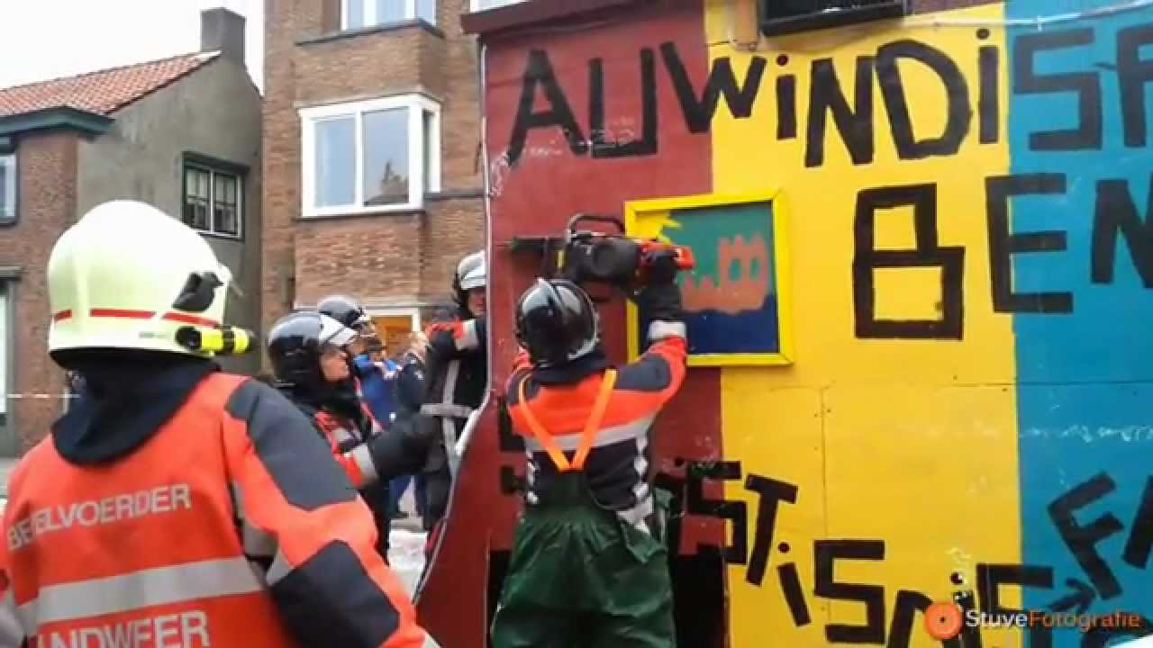 Feestvierder raakt bekneld in carnavalswagen Hoofdstraat in Rijen (2013-02-12)