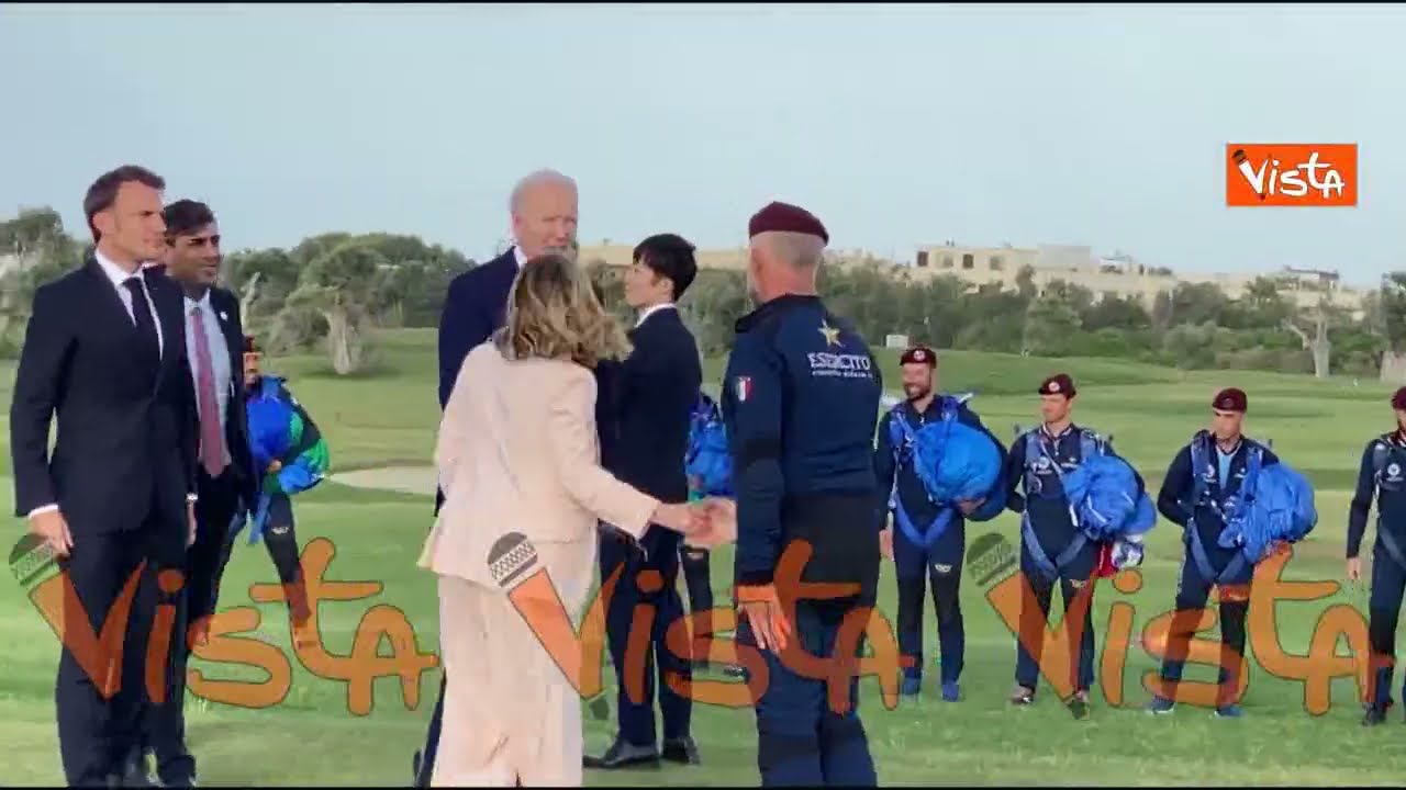 Biden fa il saluto militare e va a stringere la mano ai paracadutisti della Folgore
