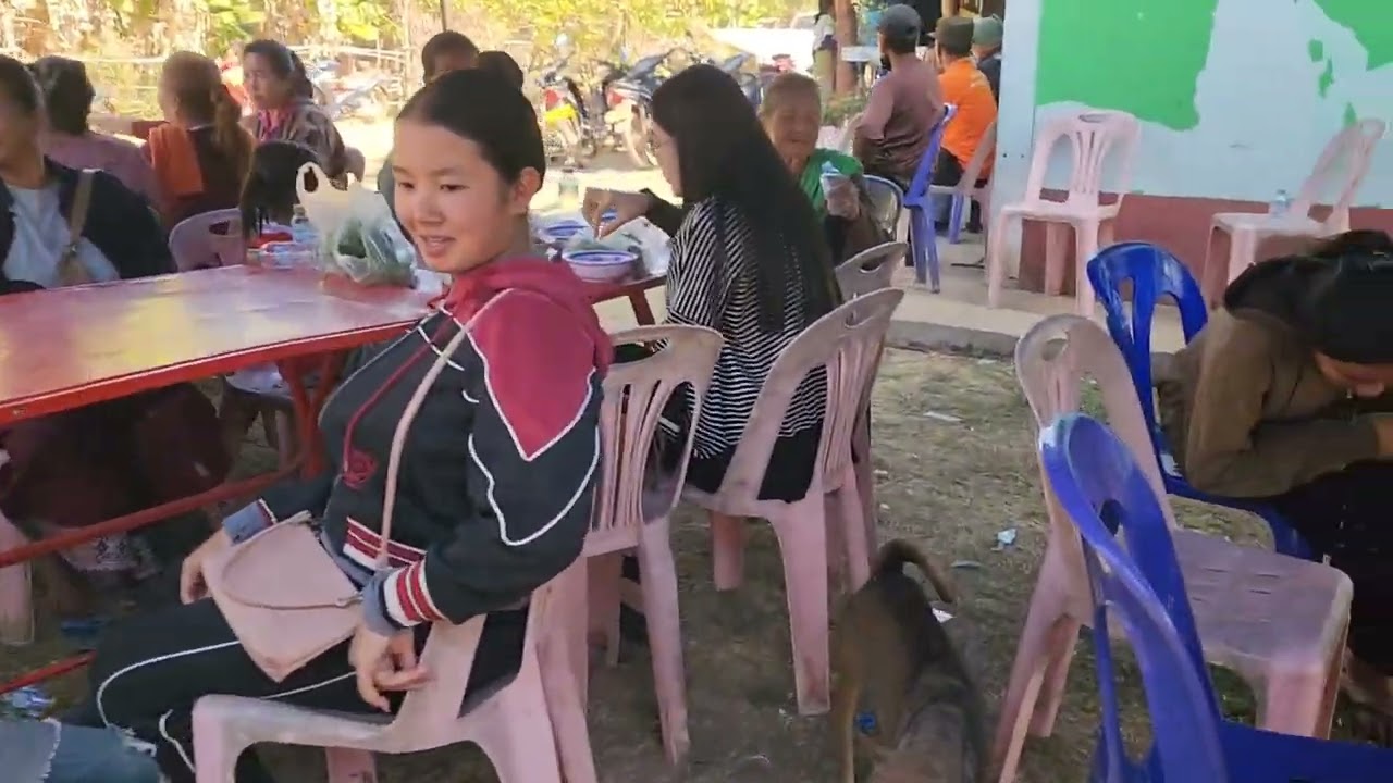 บ้านนาโมงมีงานแจกข้าวพาน้องหลีดไปด้วยวันนี้​