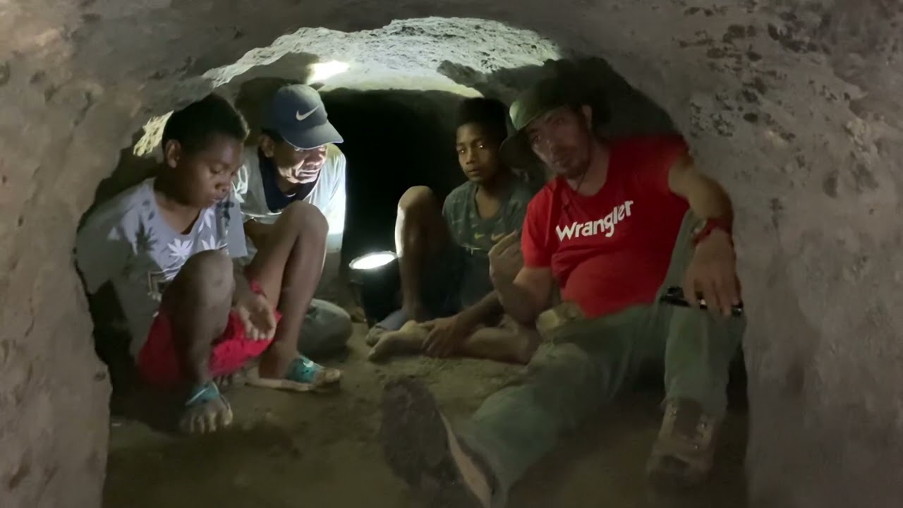Japanese WWII TUNNEL EXPLORATION IN BAMBAN HILL - TROOP SHELTER