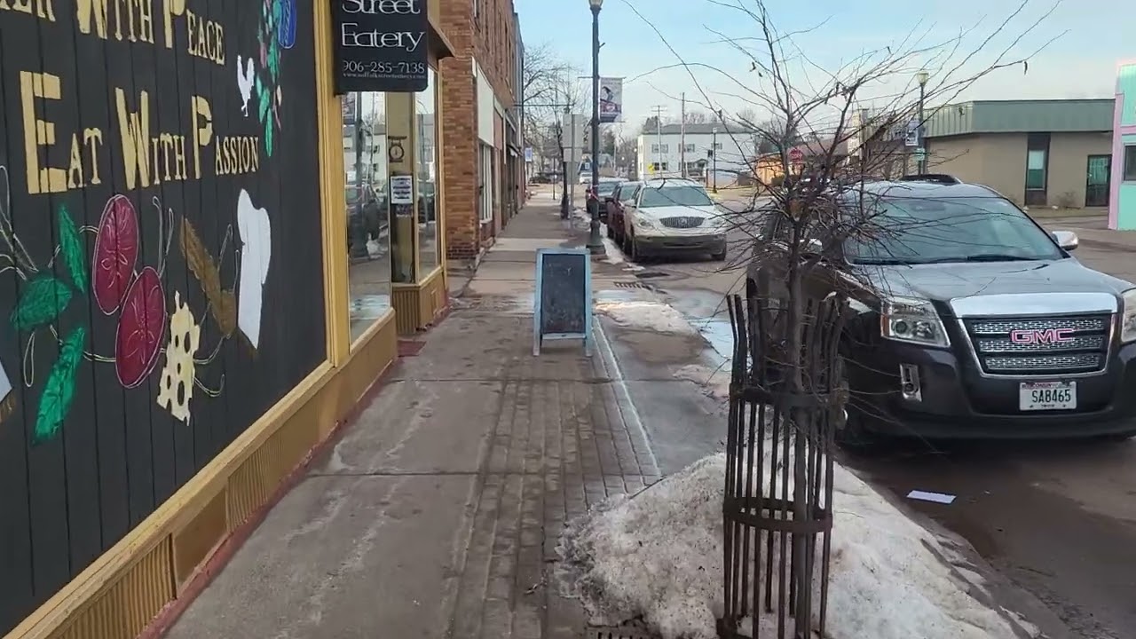 Прогулка по центру города Айронвуд, штат Мичиган.