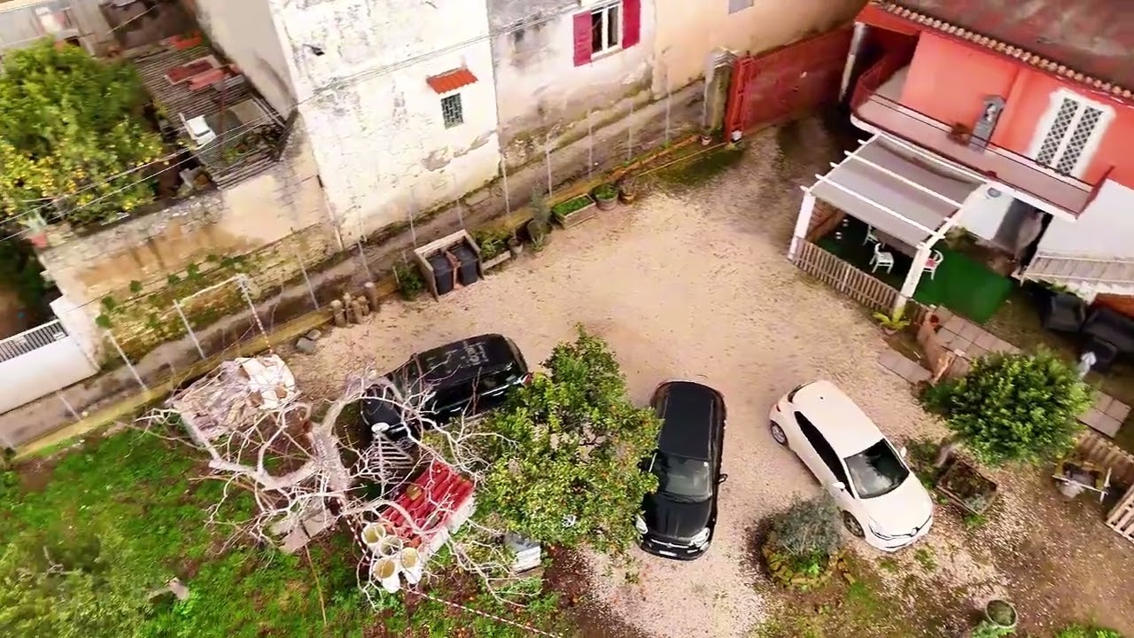 Crolla un muro a Marano, distrutti alcuni appartamenti di una palazzina: le immagini dall'alto