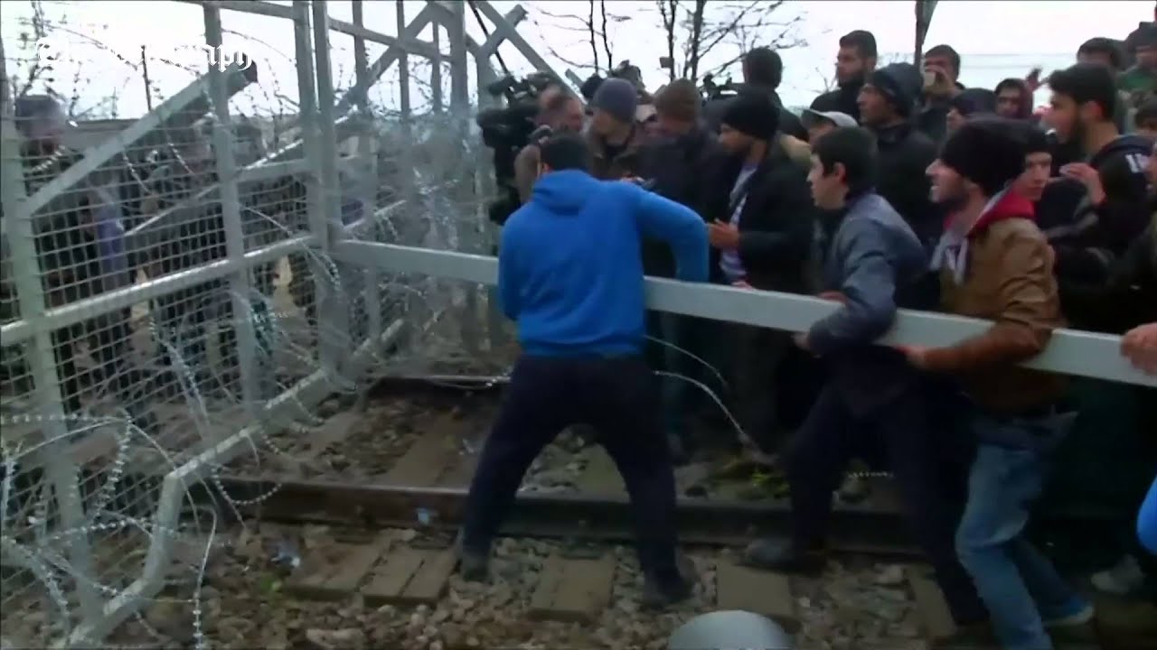 Migrant crowd uses battering ram to break open Macedonia fences