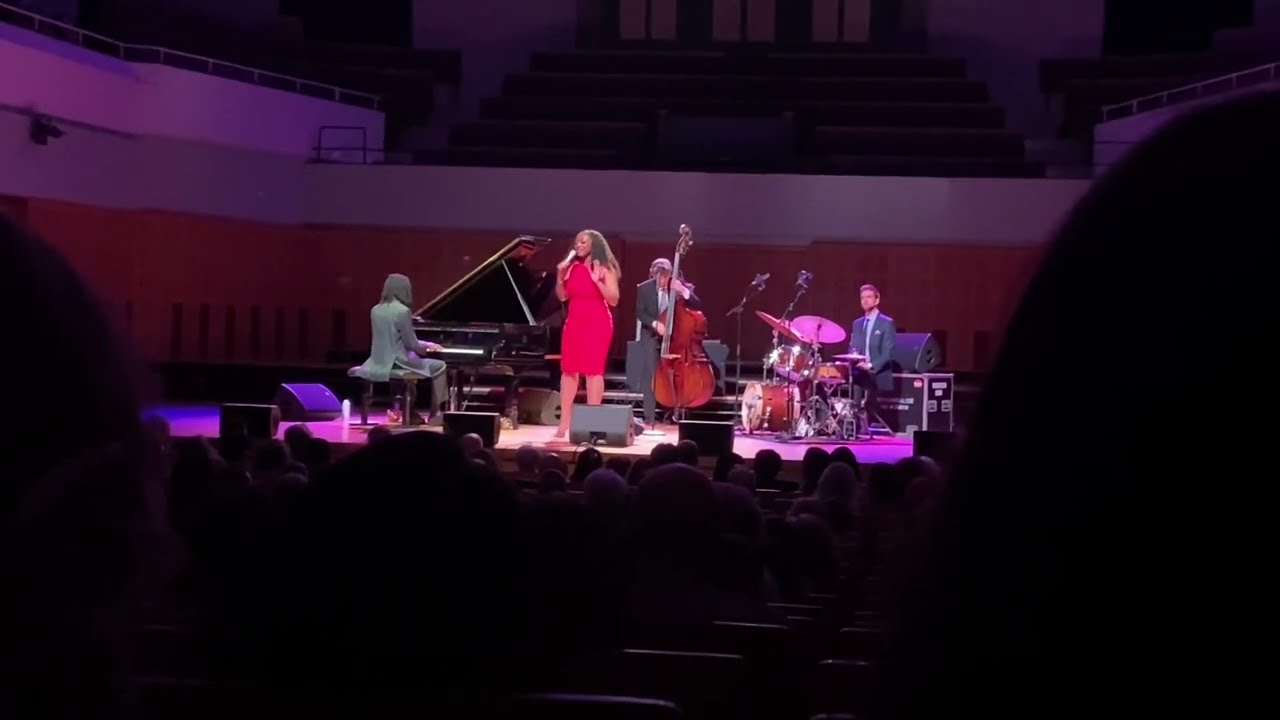 Samara Joy sings Flor de Lis by Djavan in her concert in Dublin