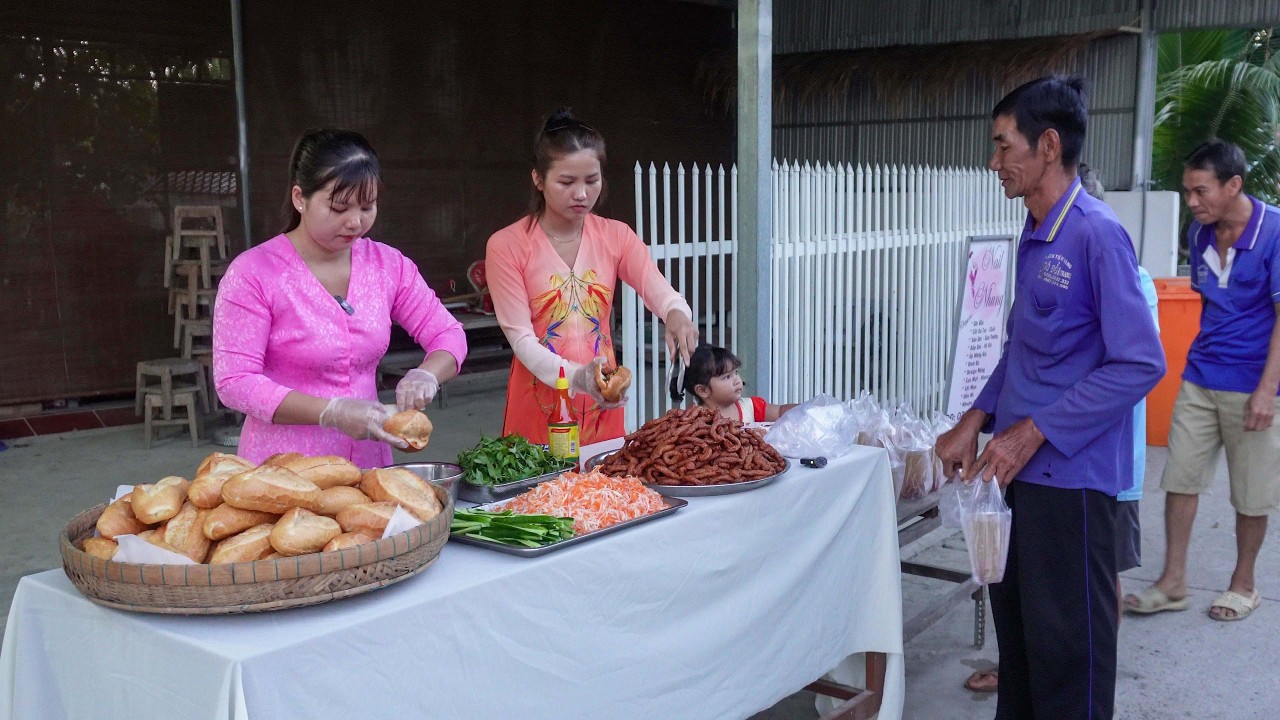 Sáng Sớm Hai Chị Em Làm 70 Ổ Bánh Mì Chả Cá và Trà Tắc Tặng Bà Con từ Tấm Lòng Cô Khanh Thúy|HQ#1851