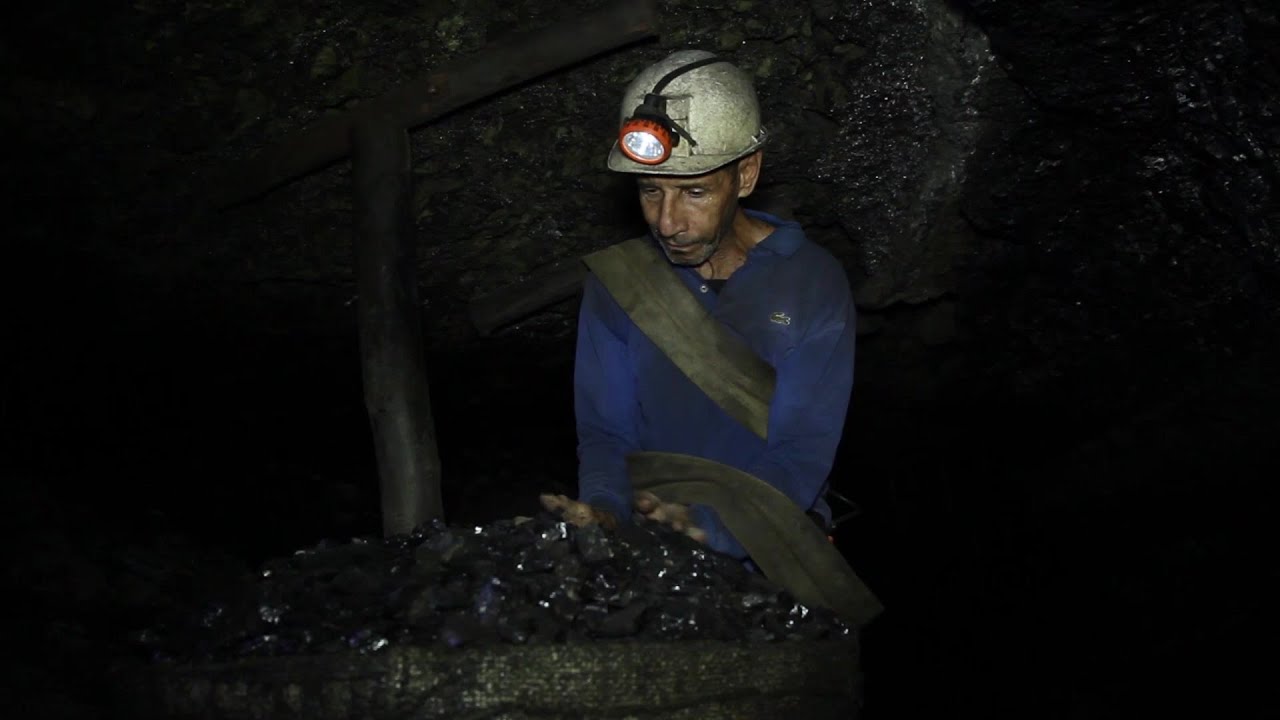 Las precarias condiciones en minas artesanales de carbón en Venezuela | AFP