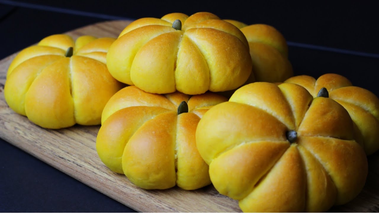 Bánh bí đỏ -Super soft & fluffy pumkin bread- Bánh cực mềm,nhân kem bí đỏ thơm ngon | Bếp Nhà Diễm |
